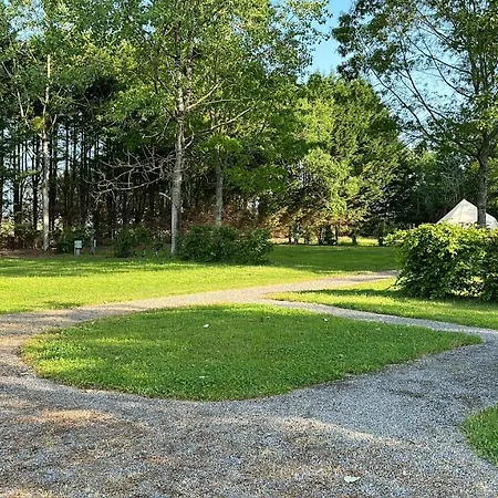 مكان تخييم La Petite Cachette *